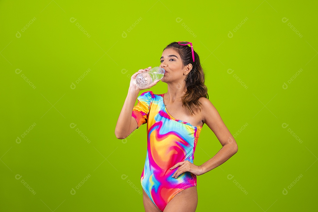 Linda mulher jovem usando fantasia de carnaval sobre fundo isolado