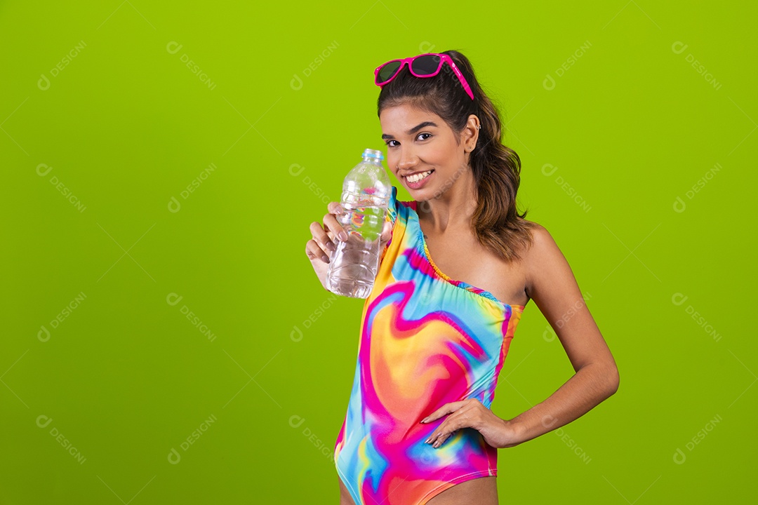 Linda mulher jovem usando fantasia de carnaval sobre fundo isolado