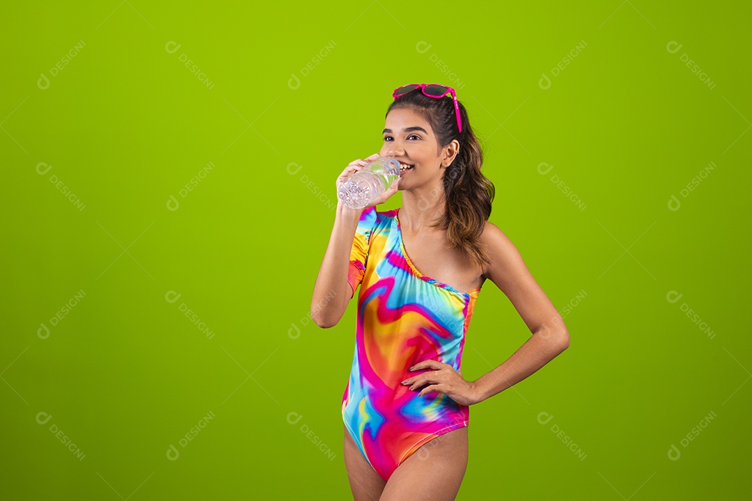 Linda mulher jovem usando fantasia de carnaval sobre fundo isolado