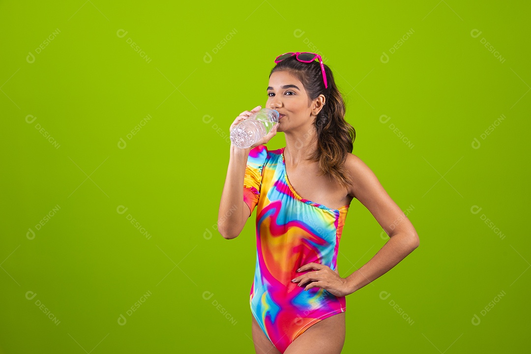 Linda mulher jovem usando fantasia de carnaval sobre fundo isolado