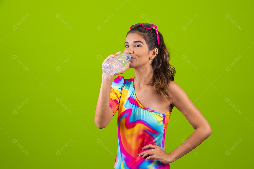 Linda mulher jovem usando fantasia de carnaval sobre fundo isolado