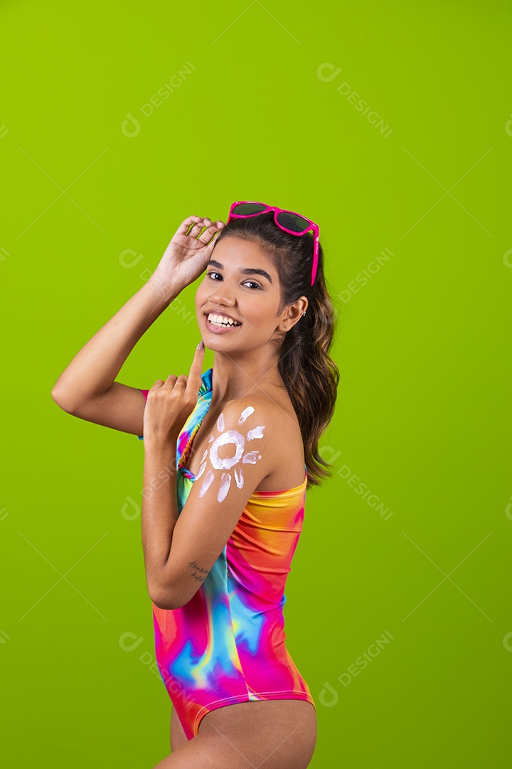 Linda mulher jovem usando fantasia de carnaval sobre fundo isolado