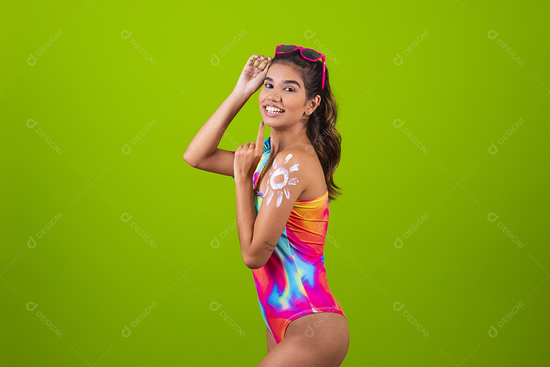 Linda mulher jovem usando fantasia de carnaval sobre fundo isolado