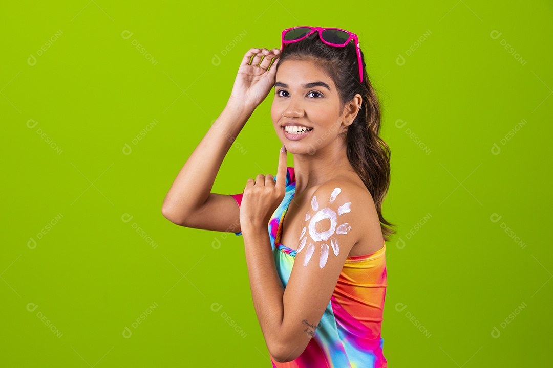 Linda mulher jovem usando fantasia de carnaval sobre fundo isolado