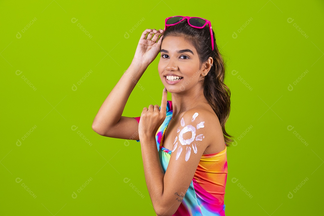 Linda mulher jovem usando fantasia de carnaval sobre fundo isolado