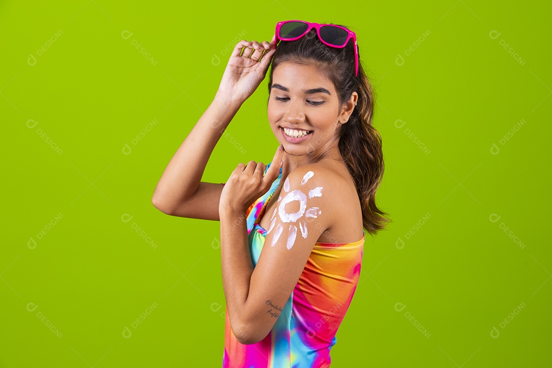 Linda mulher jovem usando fantasia de carnaval sobre fundo isolado