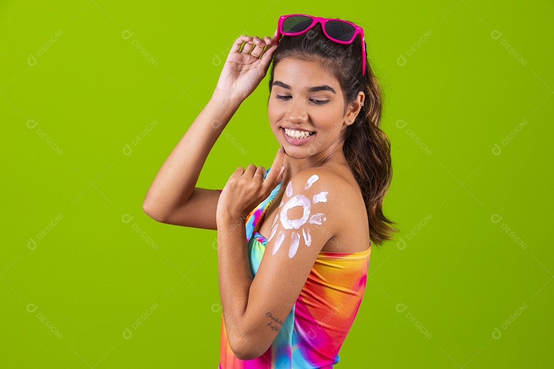 Linda mulher jovem usando fantasia de carnaval sobre fundo isolado