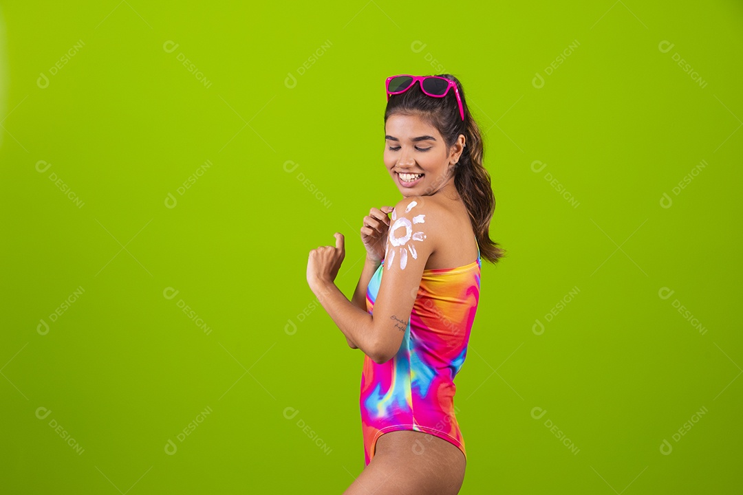 Linda mulher jovem usando fantasia de carnaval sobre fundo isolado