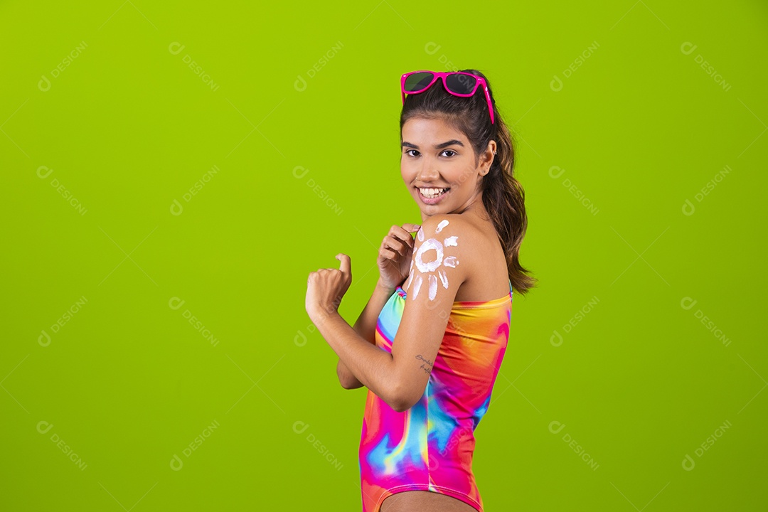 Linda mulher jovem usando fantasia de carnaval sobre fundo isolado