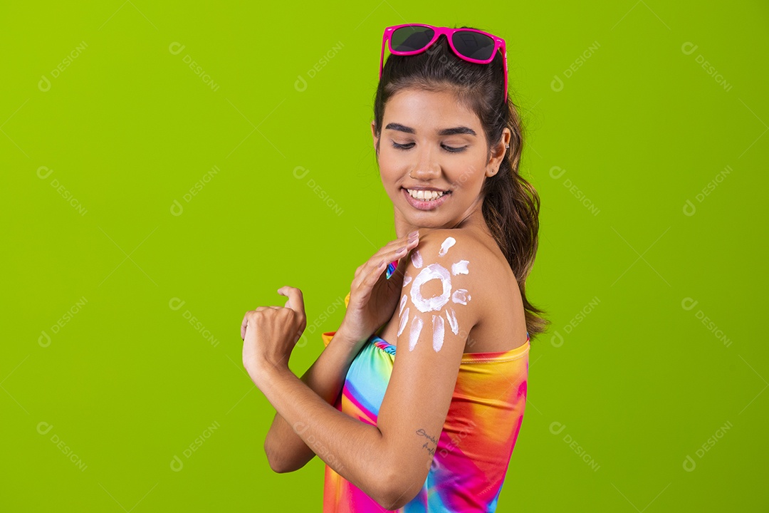 Linda mulher jovem usando fantasia de carnaval sobre fundo isolado