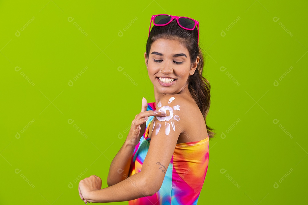 Linda mulher jovem usando fantasia de carnaval sobre fundo isolado