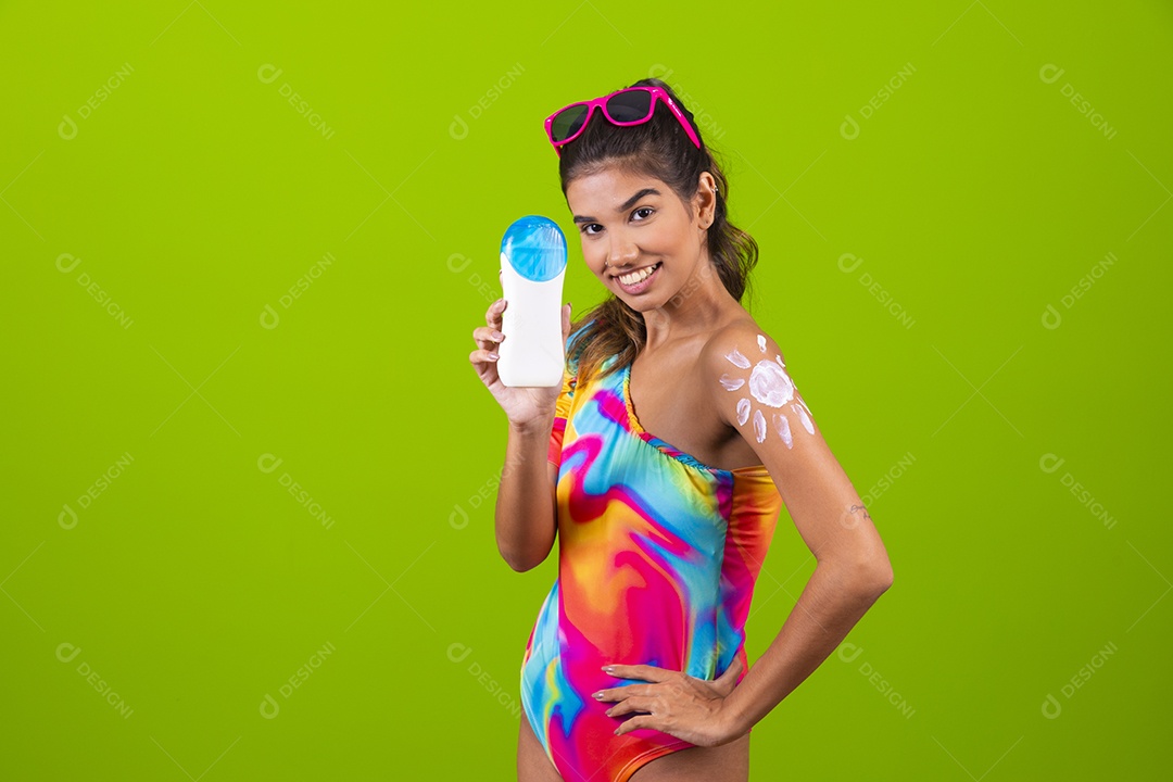 Linda mulher jovem usando fantasia de carnaval sobre fundo isolado