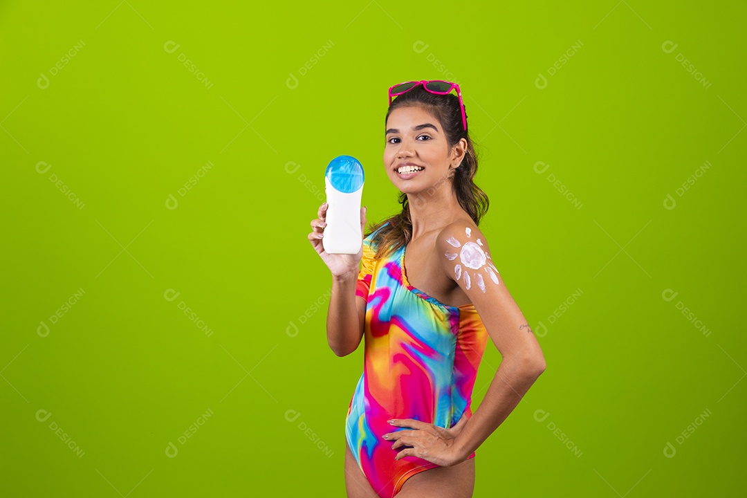 Linda mulher jovem usando fantasia de carnaval sobre fundo isolado