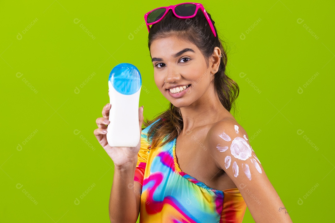 Linda mulher jovem usando fantasia de carnaval sobre fundo isolado