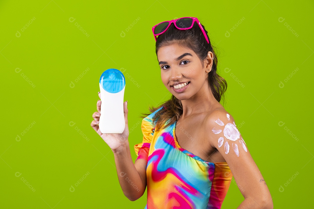 Linda mulher jovem usando fantasia de carnaval sobre fundo isolado