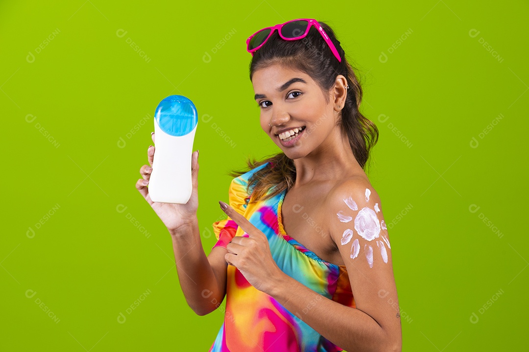 Linda mulher jovem usando fantasia de carnaval sobre fundo isolado