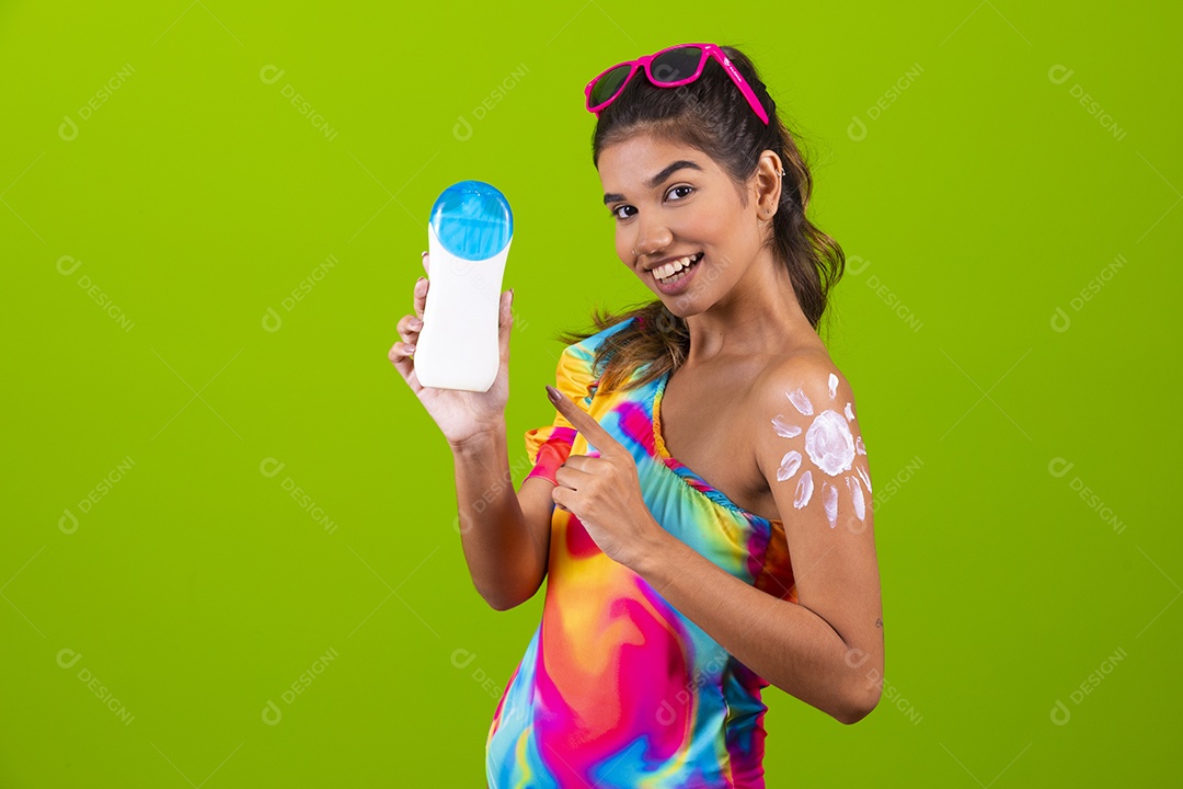 Linda mulher jovem usando fantasia de carnaval sobre fundo isolado