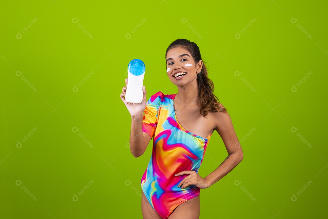 Linda mulher jovem usando fantasia de carnaval sobre fundo isolado