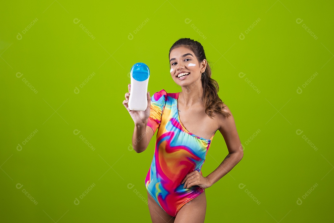 Linda mulher jovem usando fantasia de carnaval sobre fundo isolado