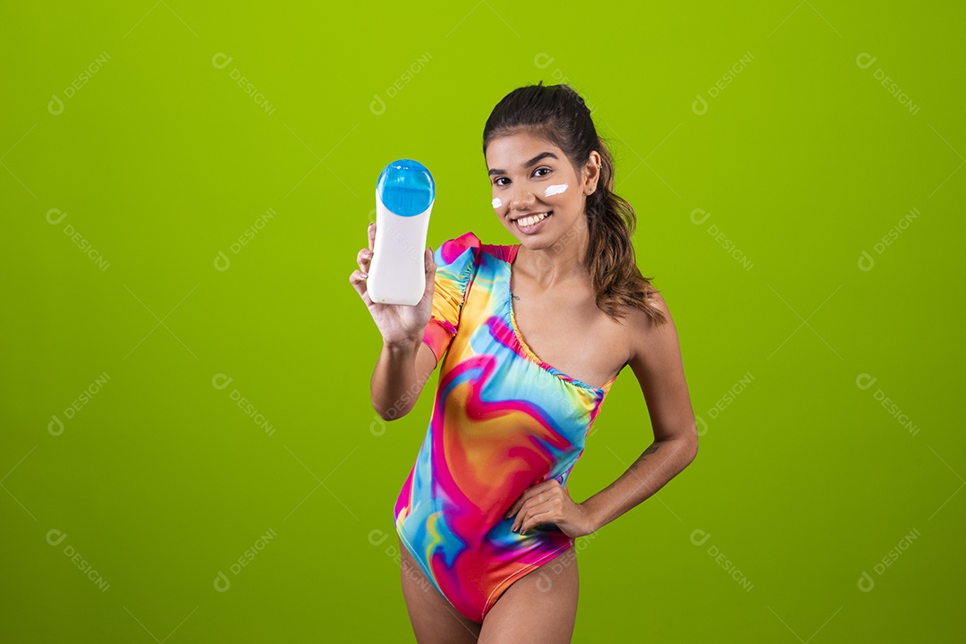 Linda mulher jovem usando fantasia de carnaval sobre fundo isolado