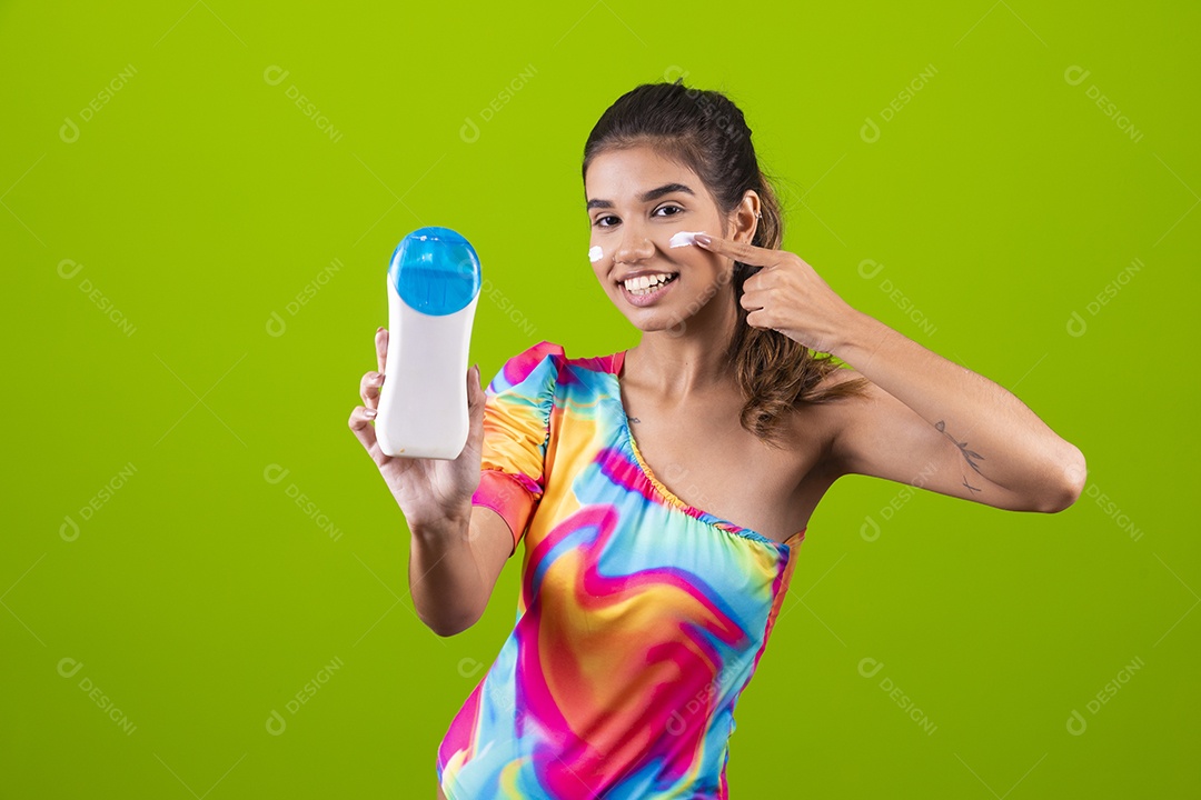 Linda mulher jovem usando fantasia de carnaval sobre fundo isolado