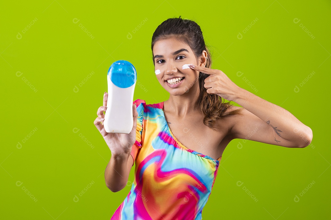 Linda mulher jovem usando fantasia de carnaval sobre fundo isolado