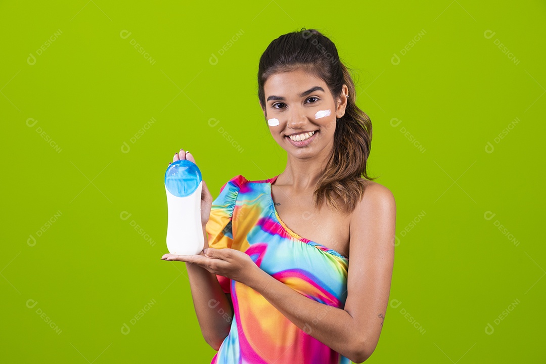 Linda mulher jovem usando fantasia de carnaval sobre fundo isolado