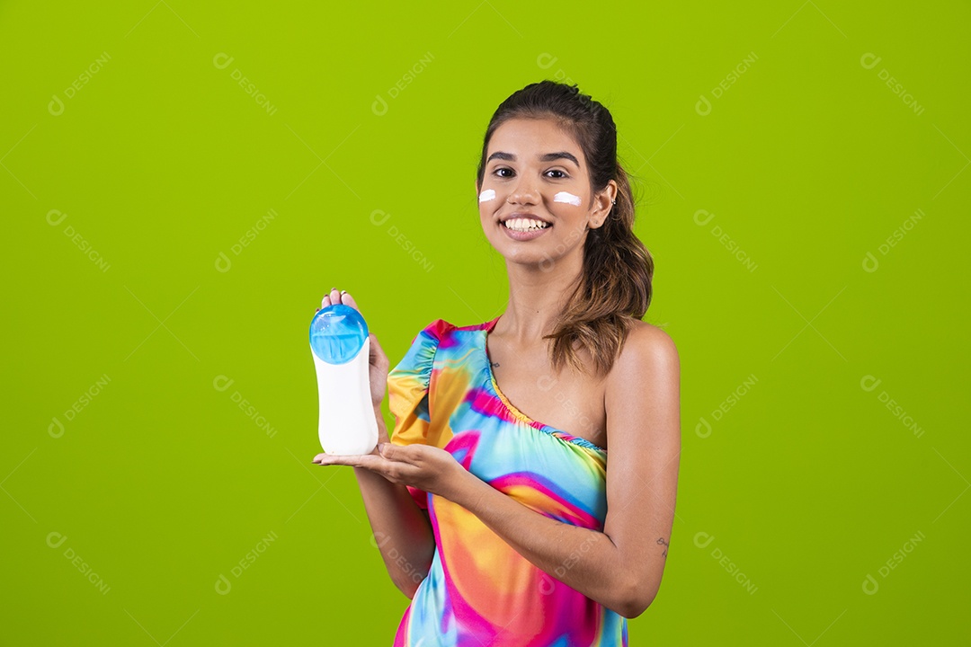 Linda mulher jovem usando fantasia de carnaval sobre fundo isolado