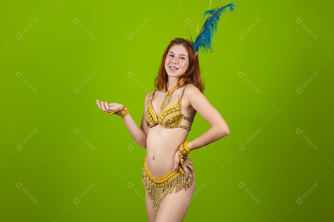 Linda mulher jovem usando fantasia de carnaval sobre fundo isolado