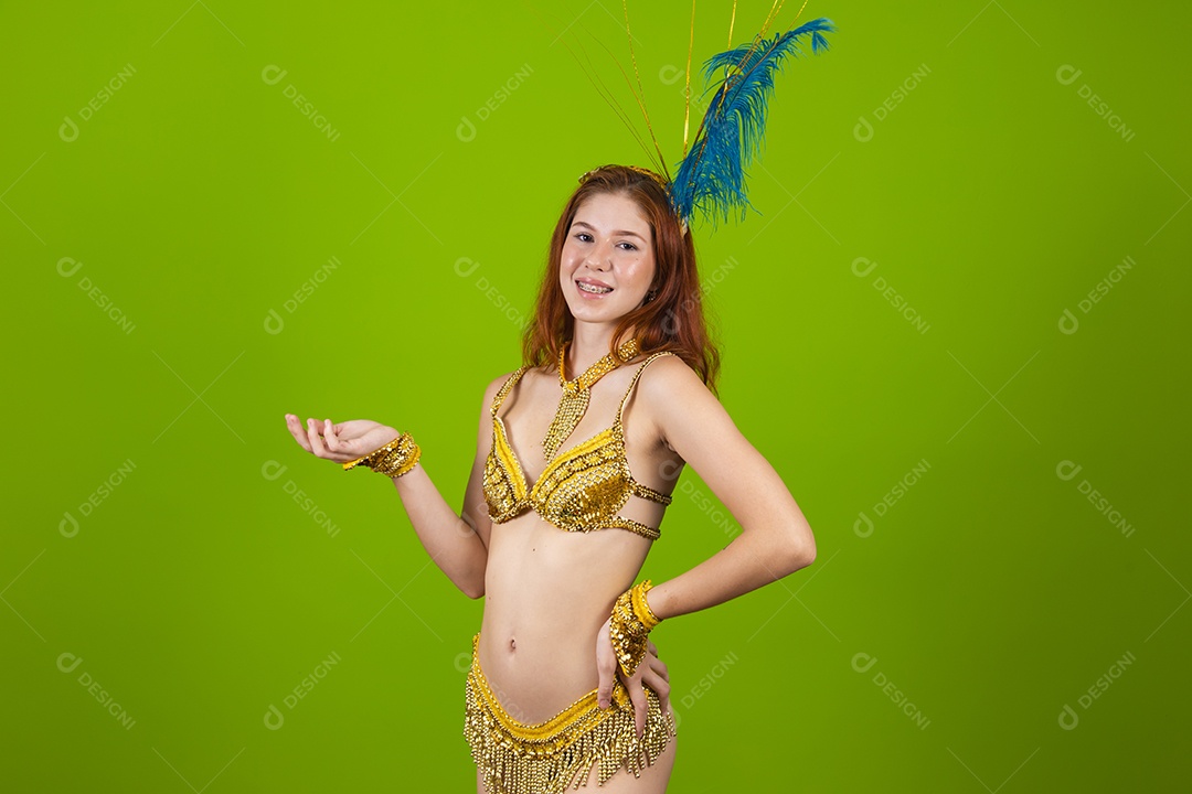 Linda mulher jovem usando fantasia de carnaval sobre fundo isolado