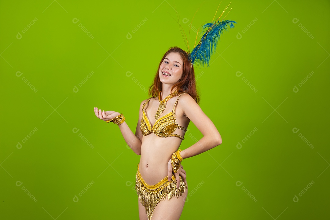 Linda mulher jovem usando fantasia de carnaval sobre fundo isolado