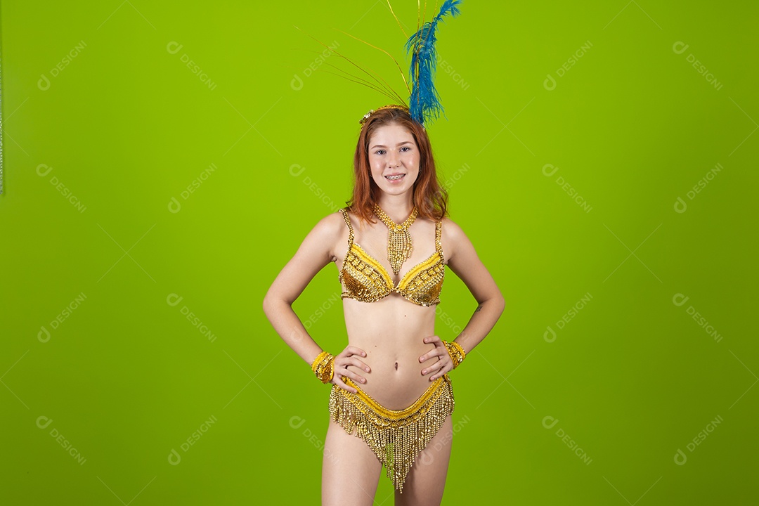 Linda mulher jovem usando fantasia de carnaval sobre fundo isolado