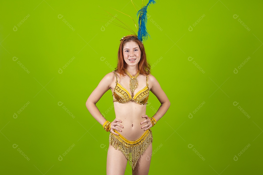 Linda mulher jovem usando fantasia de carnaval sobre fundo isolado