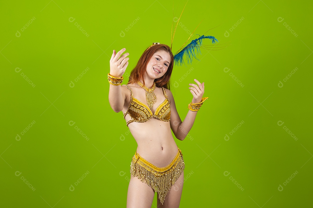 Linda mulher jovem usando fantasia de carnaval sobre fundo isolado