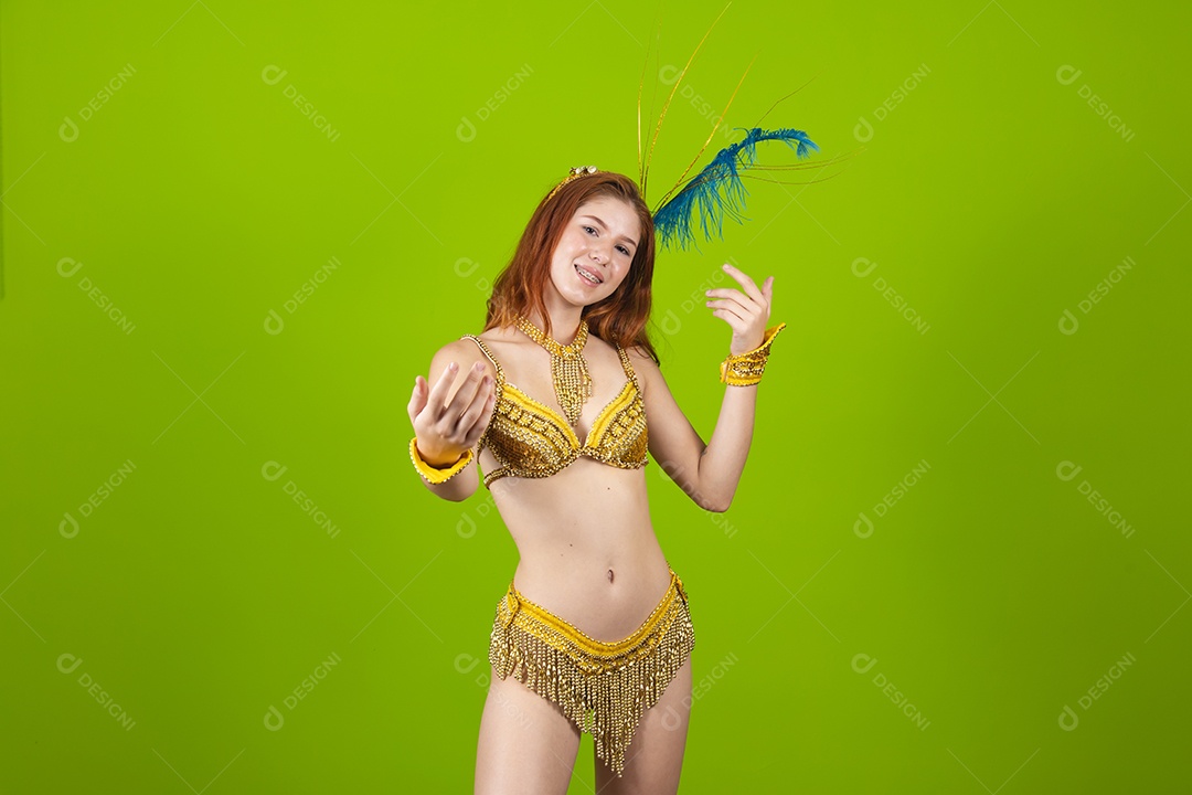 Linda mulher jovem usando fantasia de carnaval sobre fundo isolado