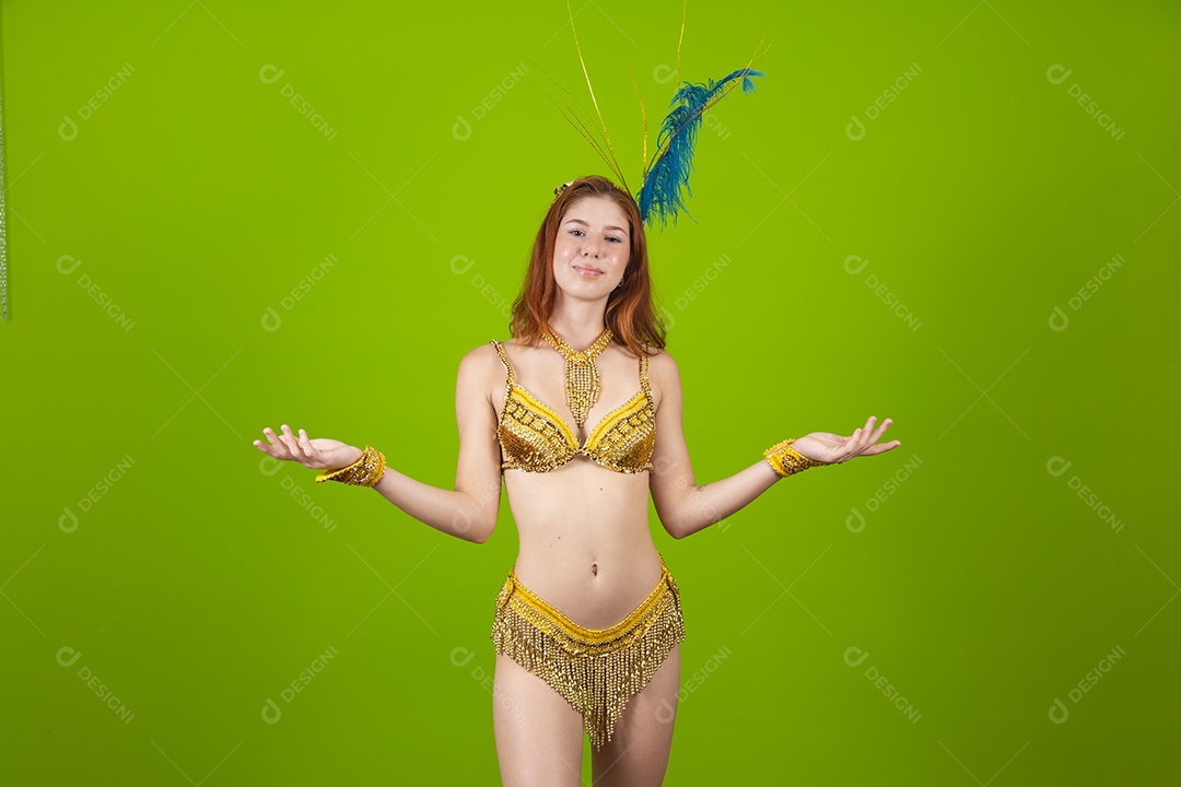 Linda mulher jovem usando fantasia de carnaval sobre fundo isolado