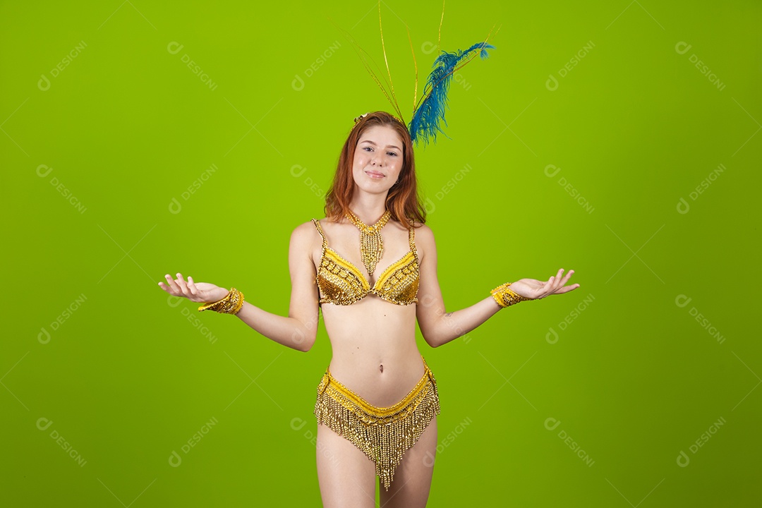 Linda mulher jovem usando fantasia de carnaval sobre fundo isolado