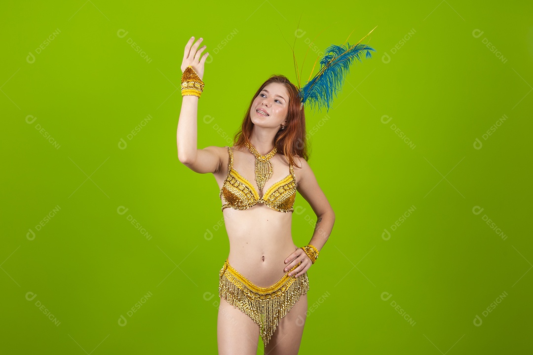 Linda mulher jovem usando fantasia de carnaval sobre fundo isolado