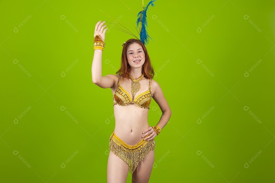 Linda mulher jovem usando fantasia de carnaval sobre fundo isolado