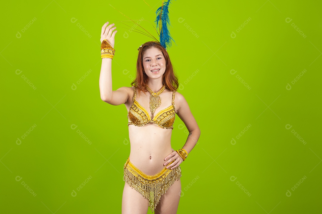 Linda mulher jovem usando fantasia de carnaval sobre fundo isolado