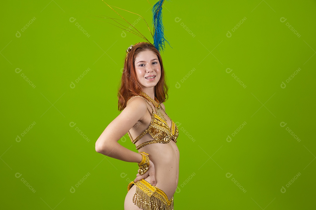 Linda mulher jovem usando fantasia de carnaval sobre fundo isolado