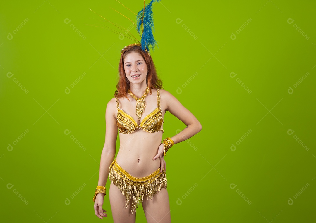 Linda mulher jovem usando fantasia de carnaval sobre fundo isolado