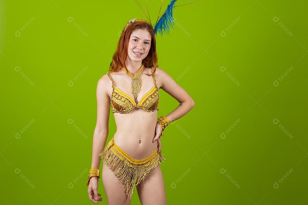 Linda mulher jovem usando fantasia de carnaval sobre fundo isolado