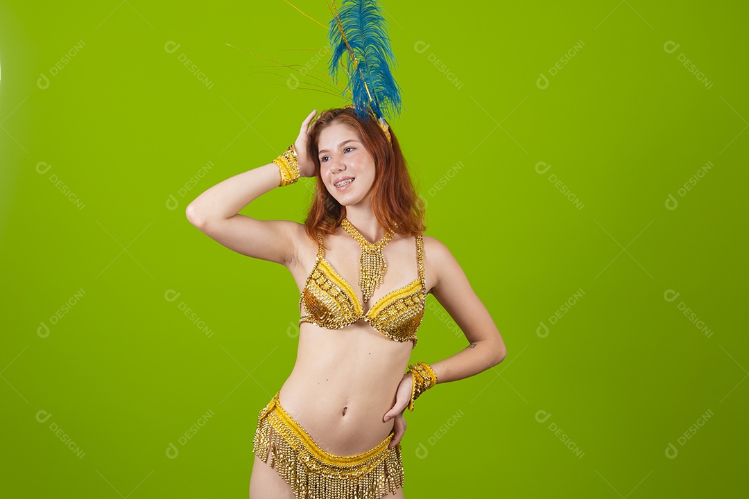 Linda mulher jovem usando fantasia de carnaval sobre fundo isolado