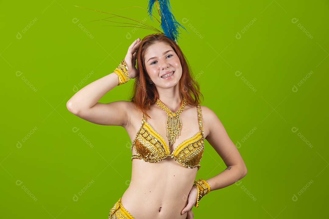 Linda mulher jovem usando fantasia de carnaval sobre fundo isolado