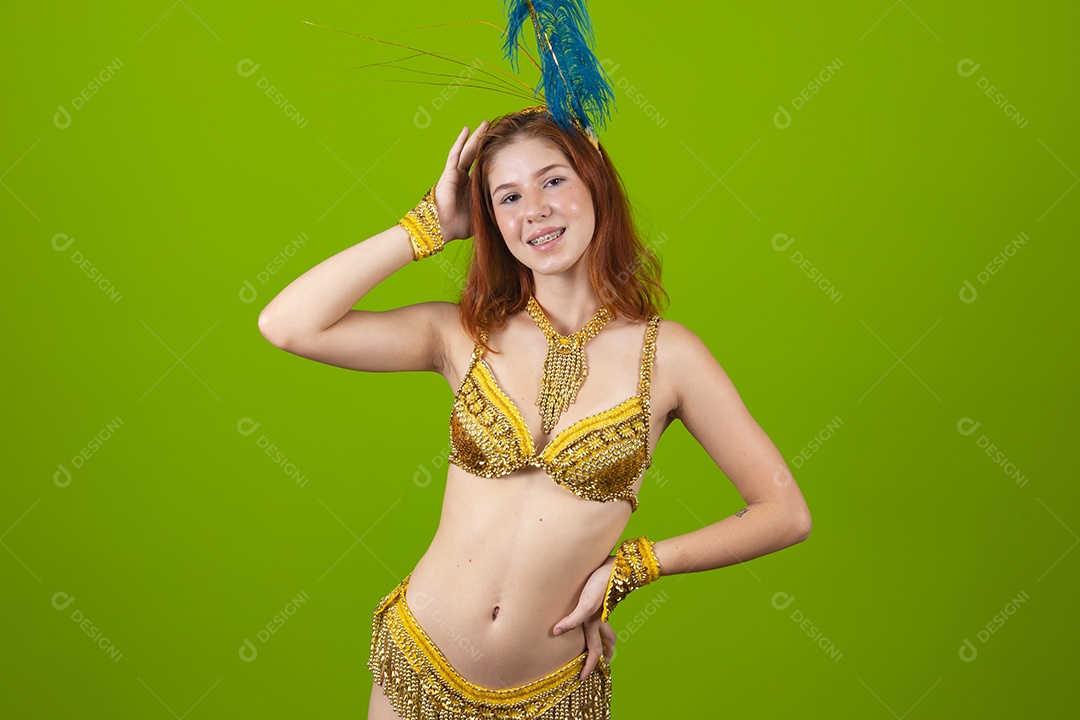 Linda mulher jovem usando fantasia de carnaval sobre fundo isolado