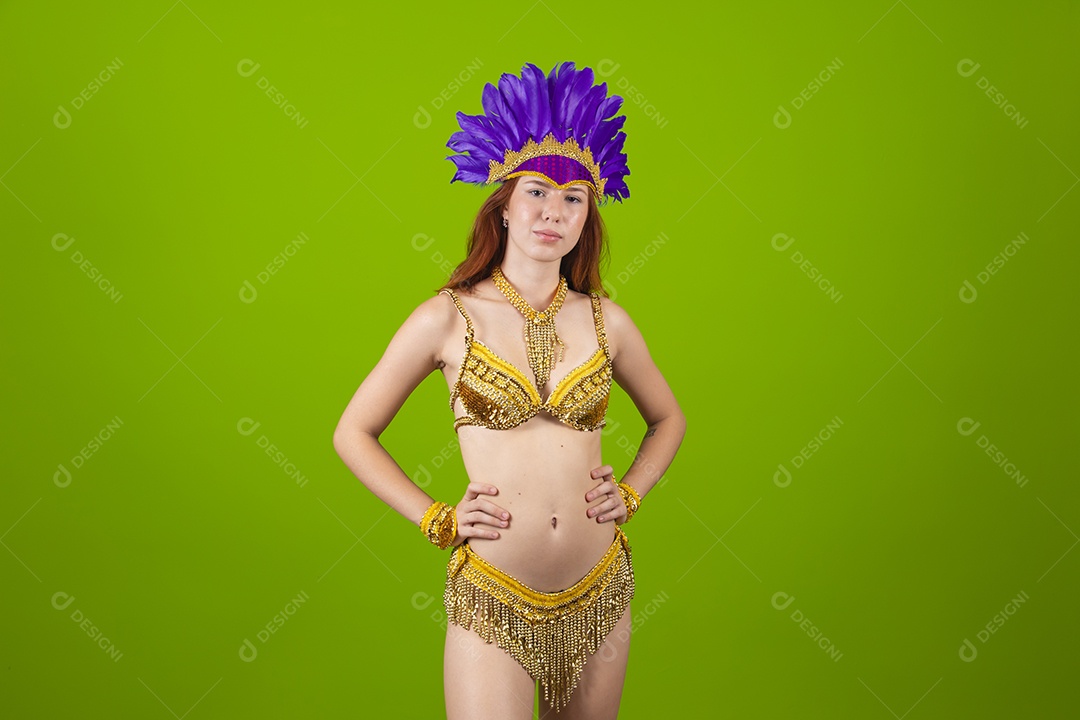 Linda mulher jovem usando fantasia de carnaval sobre fundo isolado