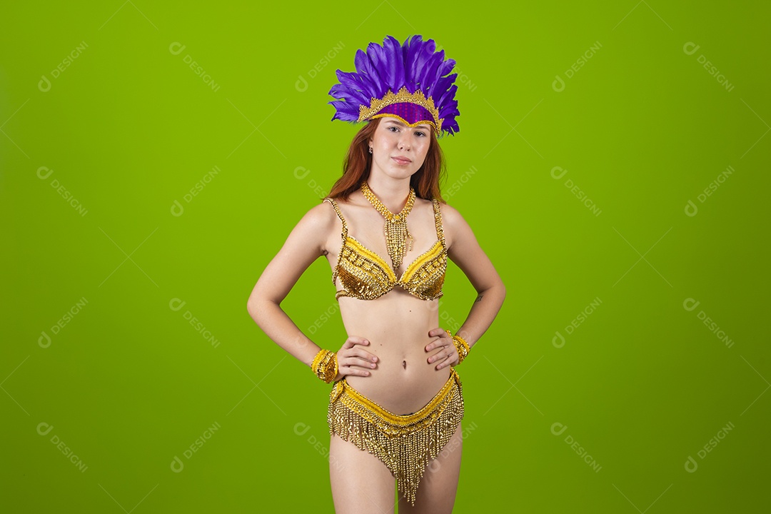 Linda mulher jovem usando fantasia de carnaval sobre fundo isolado