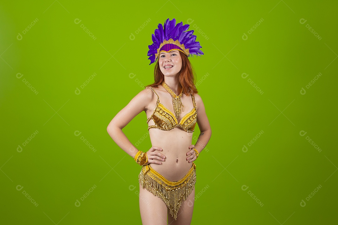 Linda mulher jovem usando fantasia de carnaval sobre fundo isolado