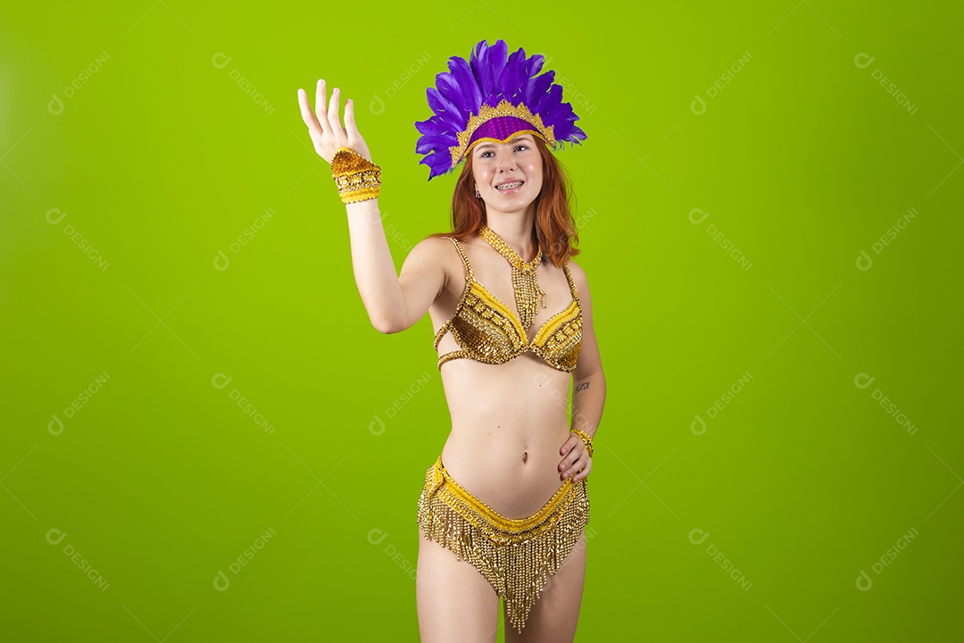 Linda mulher jovem usando fantasia de carnaval sobre fundo isolado